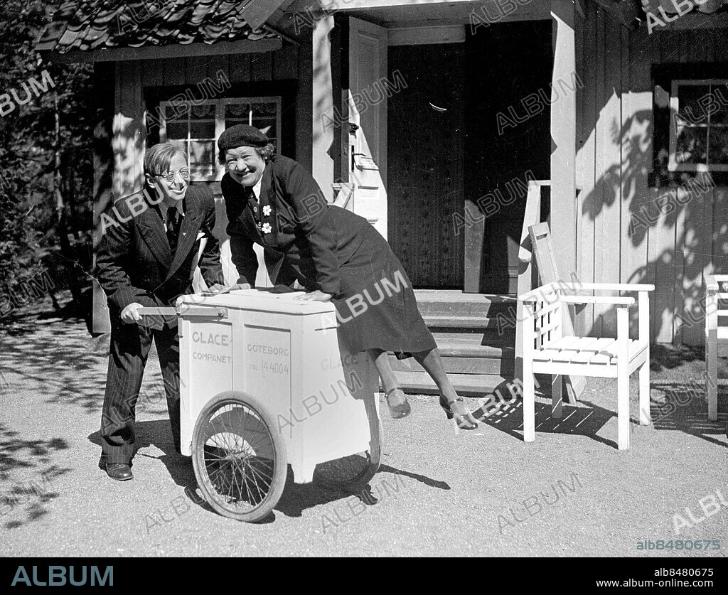 Göteborg 17 maj 1943. Slottsskogens Friluftsteater - Einar Fagstad till vänster med Zara Backman -. *** Local Caption *** GT. KAMERAREPORTAGE.