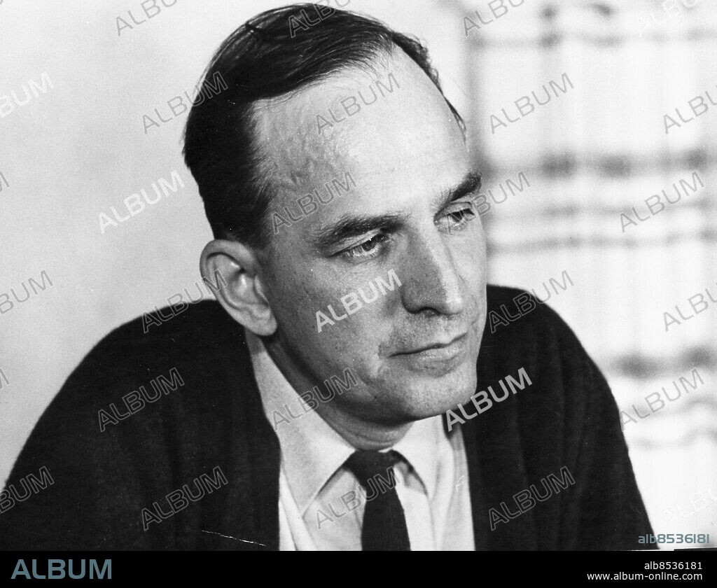 Arkiv 19670909- Ingmar Bergman tar emot på Fårö.. Ingmar Bergmans nästa film heter "Skammen". Det berättade han för ett pressuppbåd som på lördagen kom flygande till hans nya hem på Fårö utanför Gotland. Det blir Bergmans dyraste film hittills. 2,8miljoner är den nätta summan som inspelningen kommer att kosta. I filmen, som handlar om ett framtida krig 1971, får vi möta välkända "Bergman-ansikten", Liv Ullmann, Max von Sydow och Gunnar Björnstrand.. Foto: Jan Collsiöö Code: 1001. COPYRIGHT PRESSENS BILD.