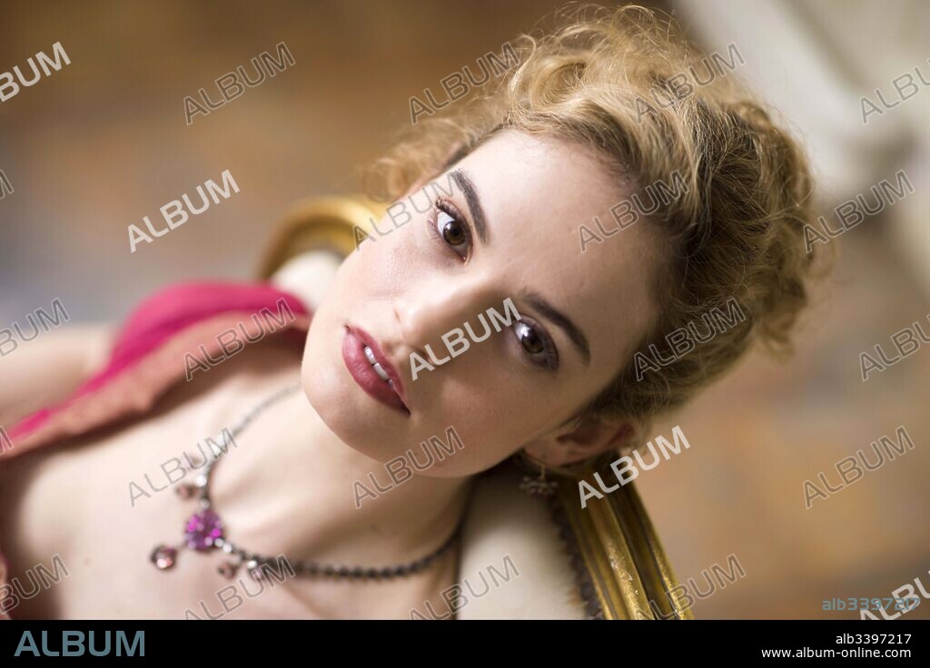 LILY JAMES in WAR AND PEACE, 2016, directed by TOM HARPER. Copyright BBC CYMRU WALES/BBC WORLWIDE/WEINSTEIN COMPANY, THE.