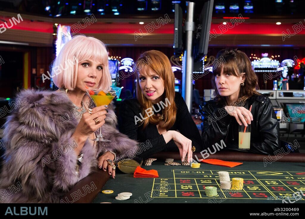 ALEXANDRA JIMENEZ, CRISTINA CASTAÑO y VICTORIA ABRIL en NACIDA PARA GANAR, 2016, dirigida por VICENTE VILLANUEVA. Copyright TORNASOL FILMS / VERGNE, JULIO.
