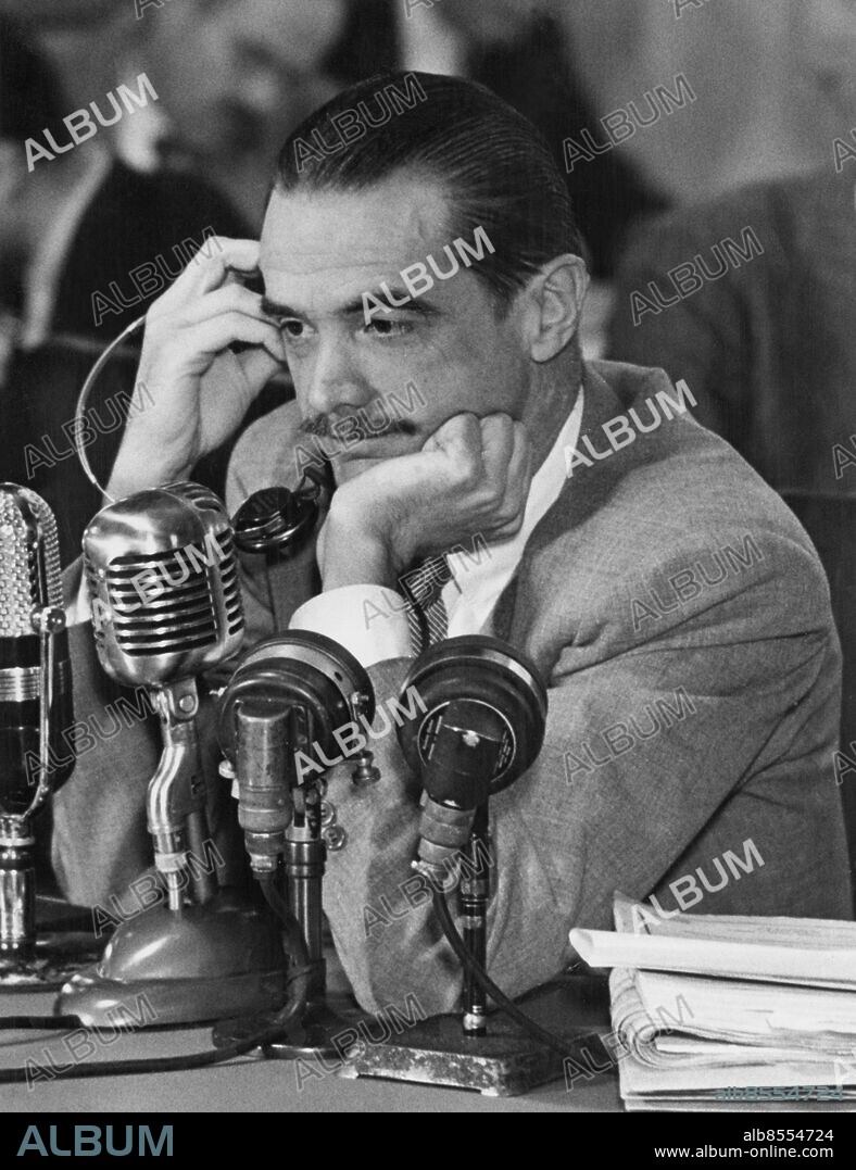 Orig. bildtext... HOWARD HUGHES TESTIFIES AT SENATE INVESTIGATION OF HIS WAR TIME PLANE CONTRACTS. Washington, D.C. Howard Hughes is shown as he testified before the sub-committee investigating his war time plane contracts, in which he flatly denied testimony of maj. gen. Bennett Meyers, that he offered the air force officer a post war job at a time his government plane contract was under consideration. Instead, he testified that Meyers tried to borrow $200,000 from him while the contracts were under negotiation, and described the former officer as having been a powerful politician in the army. Anm. H Hughes, 1905-1976, amerikansk industriman, flygare och filmproducent Senatförhör angående affärer under kriget CD358 persons: HOWARD HUGHES sites: WASHINGTON DC;USA.