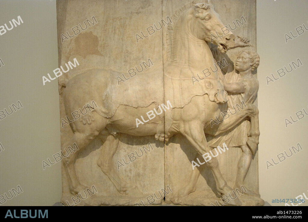 ARTE GRIEGO. GRECIA. SIGLO IV a. C. RELIEVE FUNERARIO en mármol pentélico que representa a UN HOMBRE ANTE UN CABALLO CUBIERTO CON UNA PIEL DE PANTERA SOSTENIENDO UN LATIGO CON LA MANO DERECHA Y LAS RIENDAS EN LA IZQUIERDA. Fechado a finales del s. IV a. C. Localizado en las proximidades de la estación de Larisis (Atenas). Museo Arqueológico Nacional. Atenas.