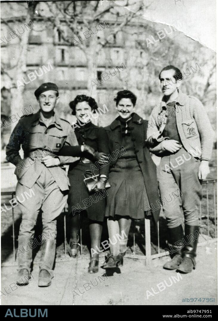 Barcelona, 7/2/1939.- De izquierda a derecha: Mingote, Carmen y Alicia Barrachina y Manolo Gil.
