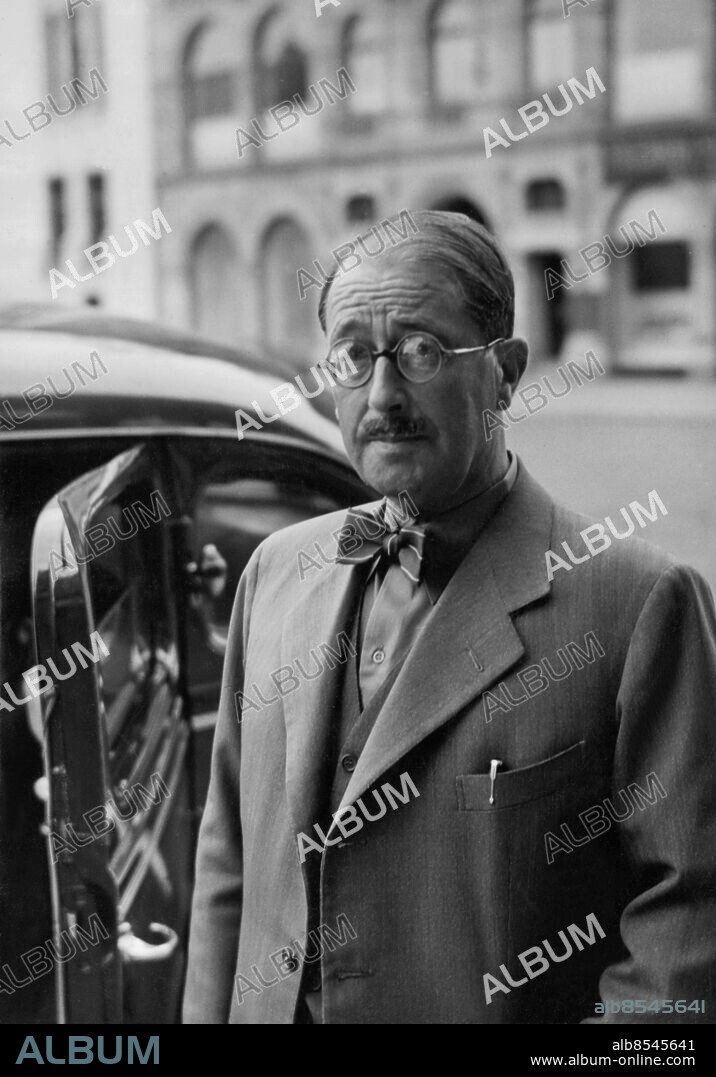 Orig. bildtext... FRANK HELLER TILL SYDAMERIKA Författaren Frank Heller alias dr Gunnar Serner har avrest till Sydamerika med Transbåten Kratos från Malmö. Före avresan spelade han Garbo i flera dagar och gäckade den sydsvenska pressens ansträngningar att få en intervju med honom. Vår fotograf fångade dock Frank Heller när han for i bil ner till båten minuterna före avfärden. Han ser en aning arg ut för att han inte lyckades undkomma alla. Anm. Heller, Frank, pseudonym för Gunnar Serner, 1886-1947, författare Blicken Fluga Mustascher Väst CD413 persons: GUNNAR SERNER*;FRANK HELLER sites: SVERIGE;MALMÖ.