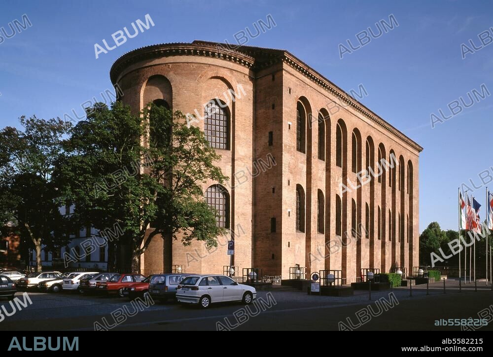 Trier, Basilika (um 310 errichtet unter Kaiser Konstantin dem Großen als Palastaula). Blick von Nordwesten. © Florian Monheim Filmsize: 6 × 9 cm.