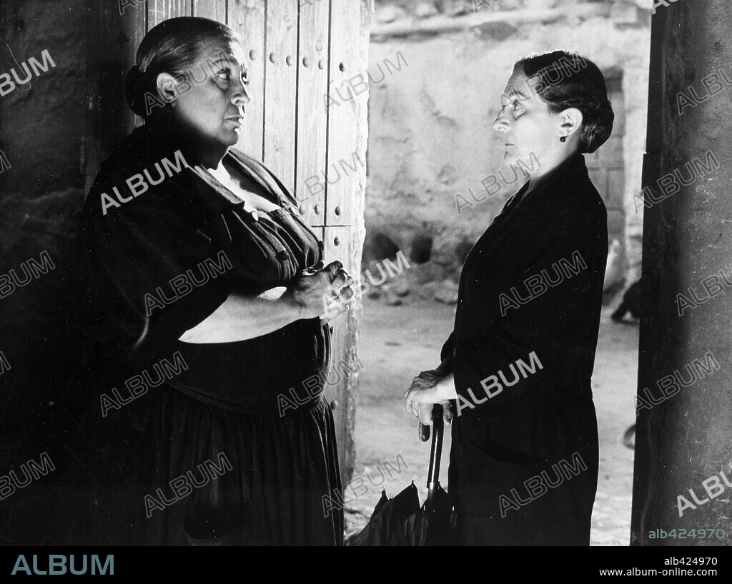 FLORINDA CHICO y IRENE GUTIERREZ CABA en LA CASA DE BERNARDA ALBA, 1987, dirigida por MARIO CAMUS. Copyright PARAISO FILMS.