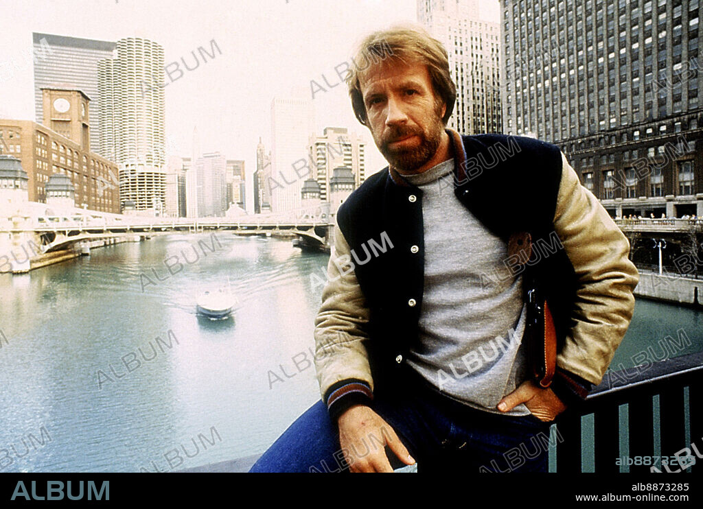 CHUCK NORRIS en CODIGO DE SILENCIO, 1985 (CODE OF SILENCE), dirigida por ANDREW DAVIS. Copyright ORION PICTURES.