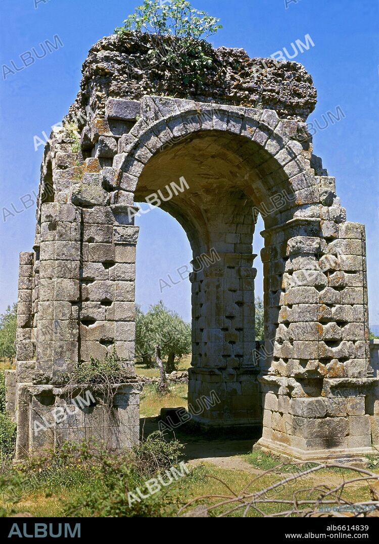 ARCO DE TRIUNFO CONMEMORATIVO CON FORMA DE TEMPLETE Y BOVEDA DE ARISTA - HISPANO-ROMANO - SIGLO I.