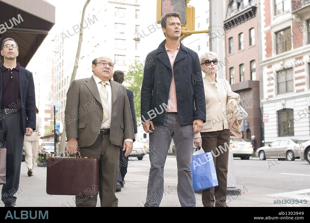DANNY DEVITO, JOSH DUHAMEL and KRISTEN BELL in WHEN IN ROME, 2009, directed by MARK STEVEN JOHNSON. Copyright TOUCHSTONE PICTURES / ARONOWITZ, MYLES.