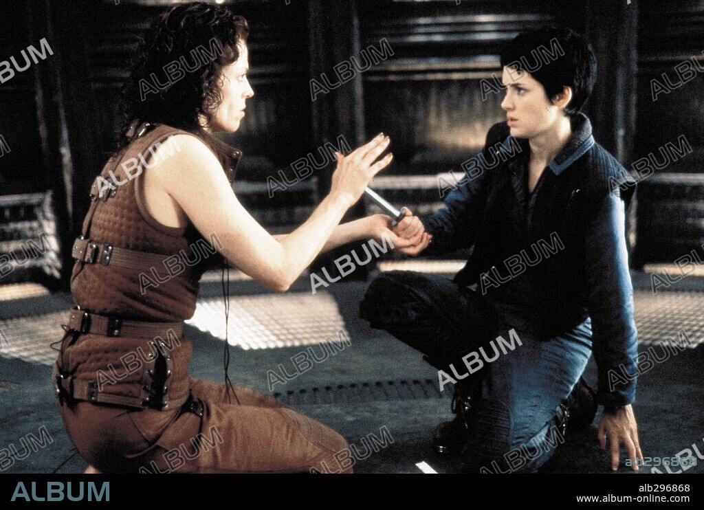 SIGOURNEY WEAVER et WINONA RYDER dans ALIEN: RESURRECTION, 1997, réalisé par JEAN-PIERRE JEUNET. Copyright 20TH CENTURY FOX.