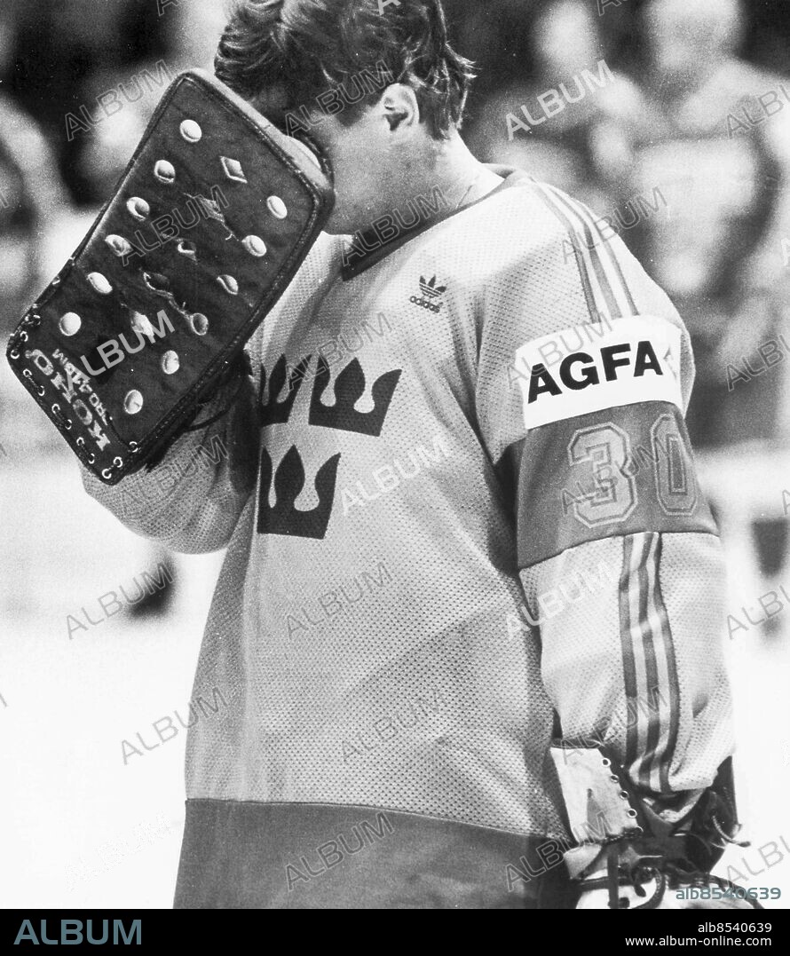 TJECKOSLOVAKIEN PRAG 1985-04-20.. En ledsen ishockeymålvakt, Peter Pekka Lindmark, deppar efter förlust mot Finland. *** Local Caption *** GP Foto: Thore Leykauff / Kamerareportage / TT / Kod: 2524.