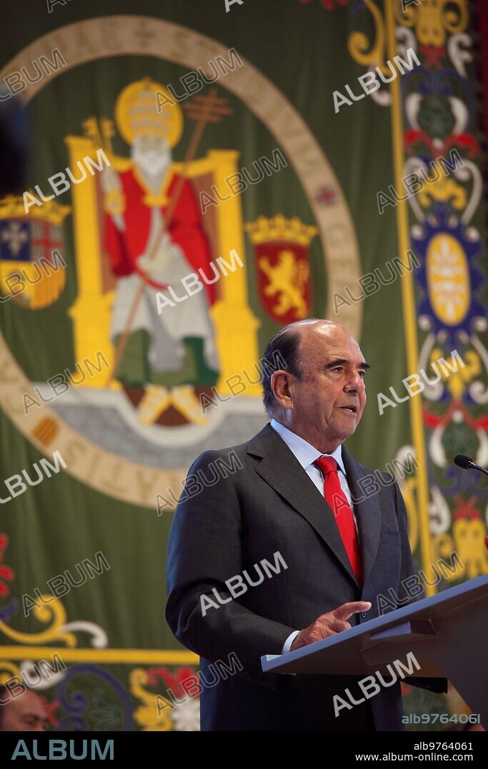 Zaragoza 12 de mayo de 2011 Emilio Botín, presidente del Banco Santander y de Universia, preside la junta de accionistas celebrada en el Paraninfo de la Universidad foto Fabián Simón archdc.