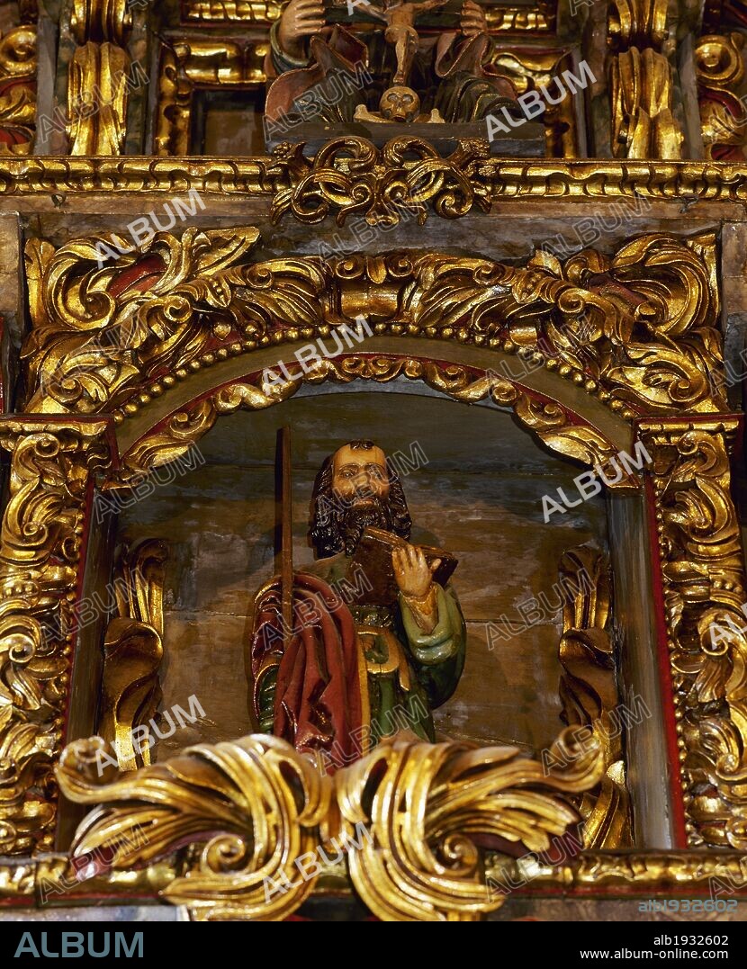 ARTE BARROCO. ESPAÑA. SANTUARIO DE SAN ANDRES DE TEIXIDO. El templo actual se construyó en el siglo XVI prolongándose las obras hasta el siglo XVIII. Detalle de la IMAGEN DE UNO DE LOS DOCE APOSTOLES en el RETABLO barroco (s. XVIII). SAN ANDRES DE TEIXIDO. Provincia de A Coruña. Galicia.