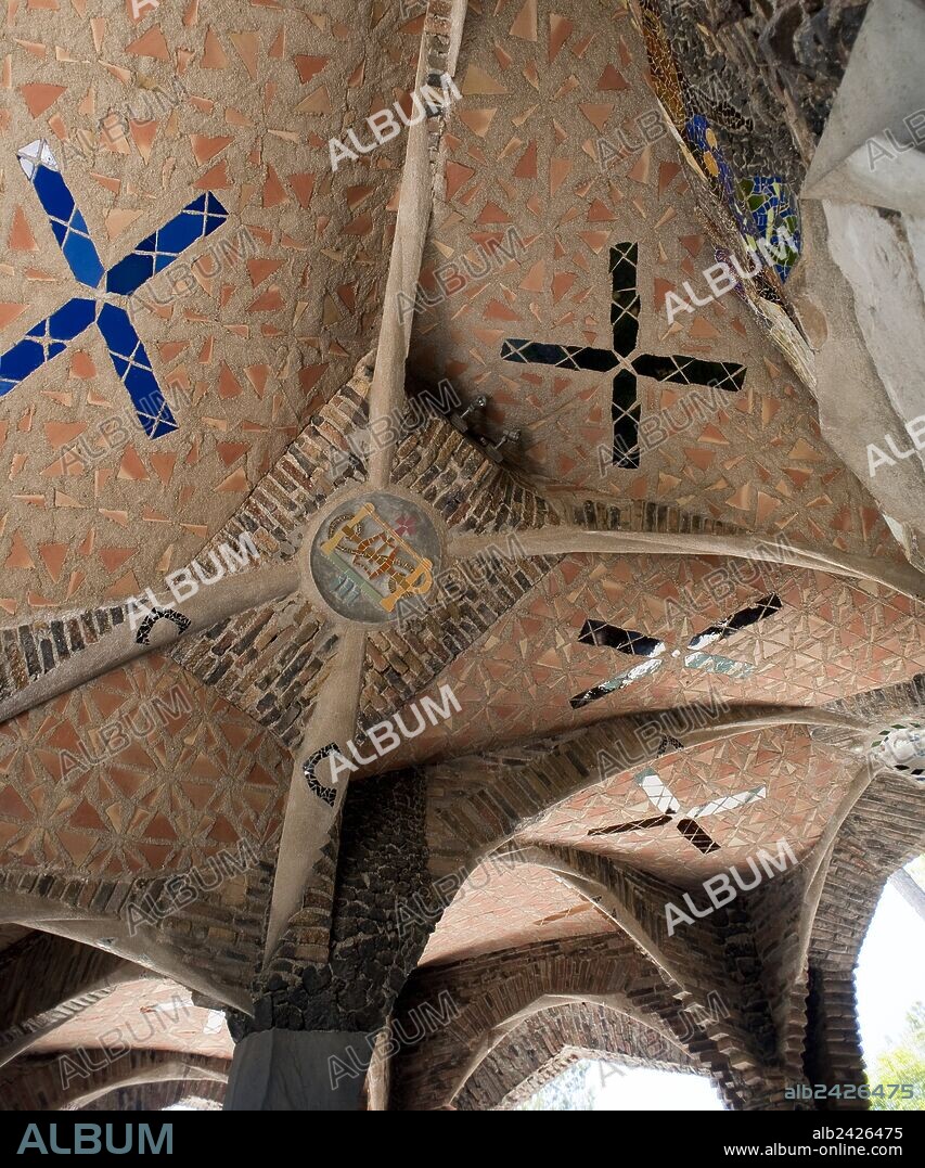 ANTONI GAUDÍ. CRIPTA IGLESIA COLONIA GÜELL.