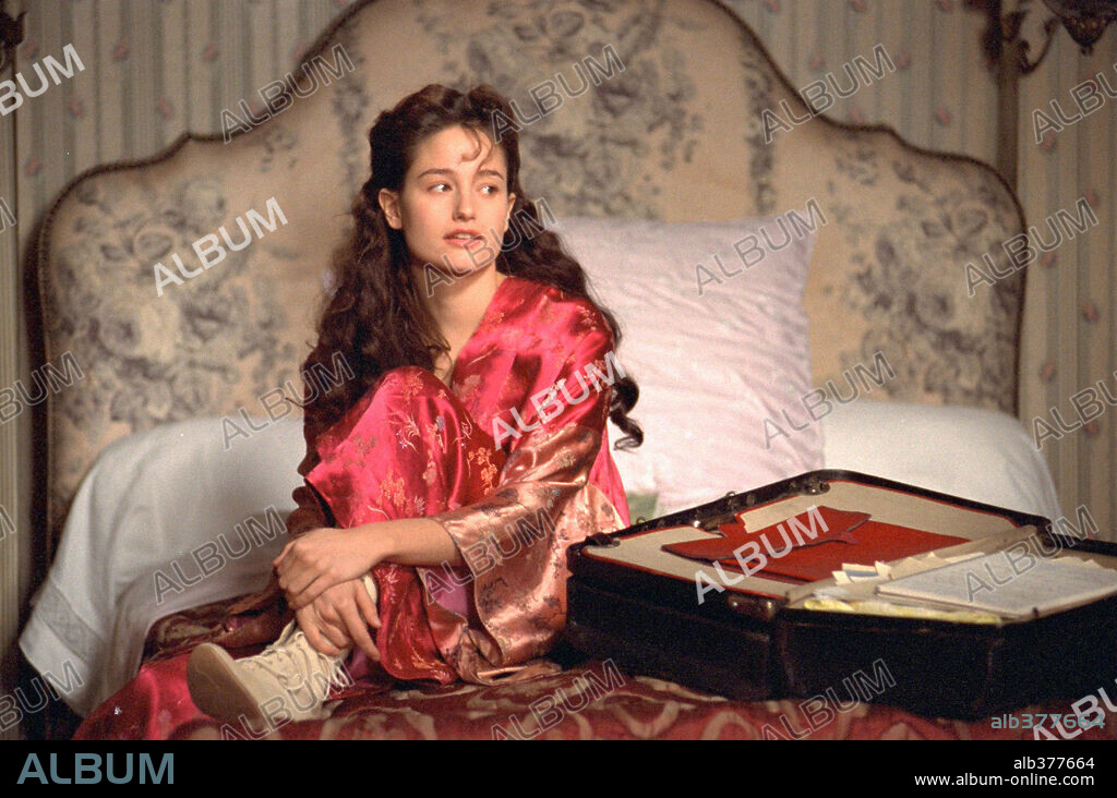 MARIE GILLAIN in LAISSEZ-PASSER, 2002, unter der Regie von BERTRAND TAVERNIER. Copyright LITTLE BEAR/LES FILMS ALAIN SARDE/FRANCE 3 CINEMA/FRANCE 2.