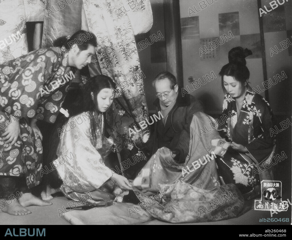 KENJI MIZOGUCHI, MASAYUKI MORI, MITSUKO MITO and machiko kyo in UGETSU, 1953 (UGETSU MONOGATARI), directed by KENJI MIZOGUCHI. Copyright DAIEI/EDWARD HARRISON.
