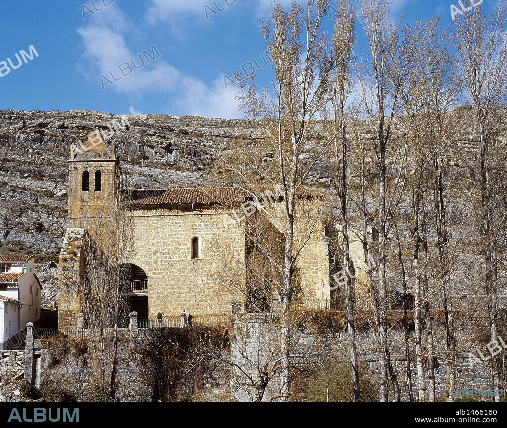 LA RIOJA. MUNILLA. Vista general de la IGLESIA DE SAN MIGUEL (s. XV), en el barrio de abajo. Comarca de La Rioja Baja. España.