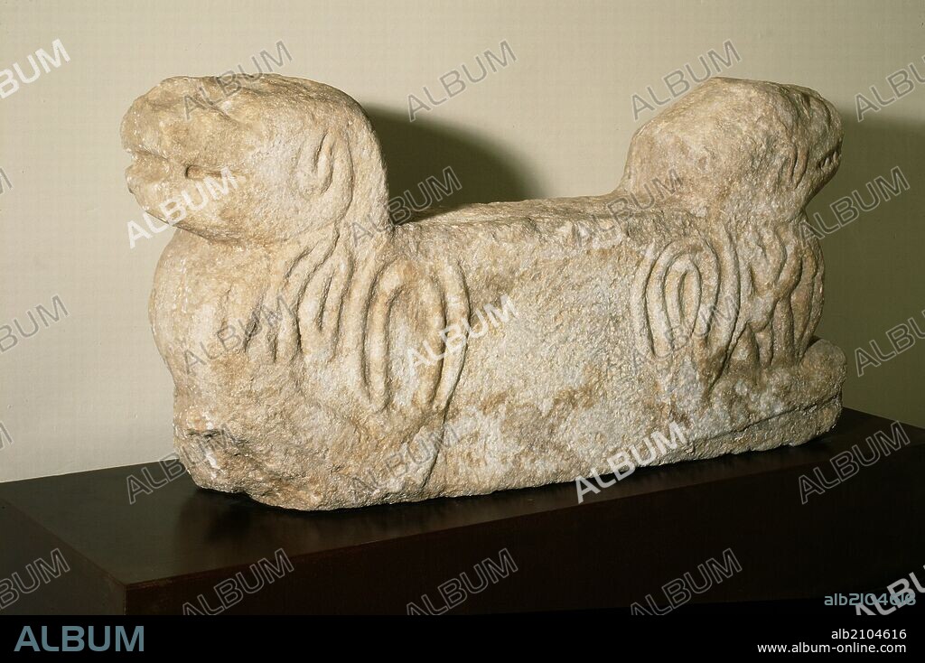 LATERAL DE TRONO CON CABEZA DE LEON. Nº INV. 14300. LONGITUD MAXIMA 106 CM. ALTURA MAXIMA 58 CM. PROFUNDIDAD MAXIMA 46 CM. MUSULMAN. (EXPOSICION: ARTE ISLAMICO ESPAÑOL)(DEPOSITO: MUSEO DE BADAJOZ ).