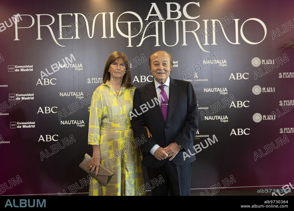 Madrid, 08/06/2022. Xiii premio taurino Abc A Morante de la Puebla, Carlos Val-Carreres y máximo García Padrós. En la Imagen, Samuel Flores y su Mujer, Isabel. Foto: Ernesto Agudo. Archdc.