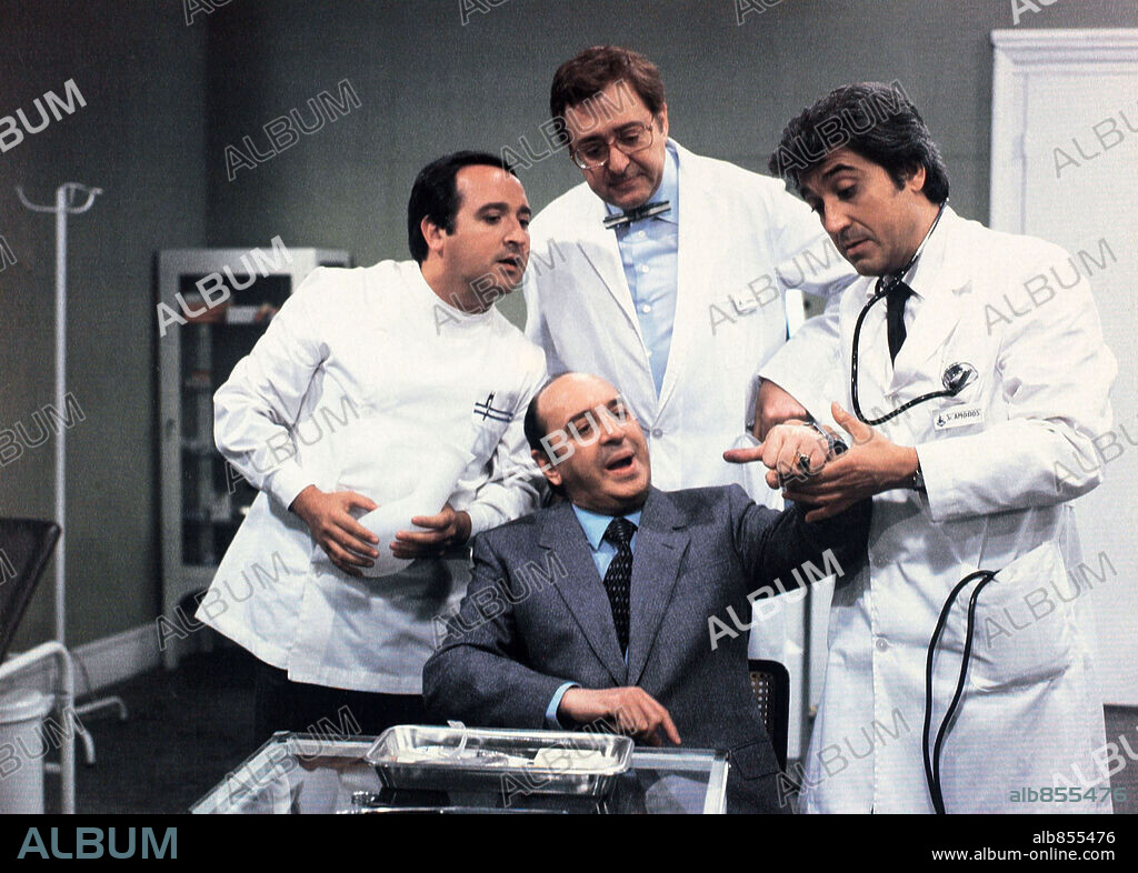 ANDRES PAJARES, FERNANDO ESTESO, JUANITO NAVARRO y MARIANO OZORES en AGITESE ANTES DE USARLA, 1983, dirigida por MARIANO OZORES. Copyright IZARO FILMS.
