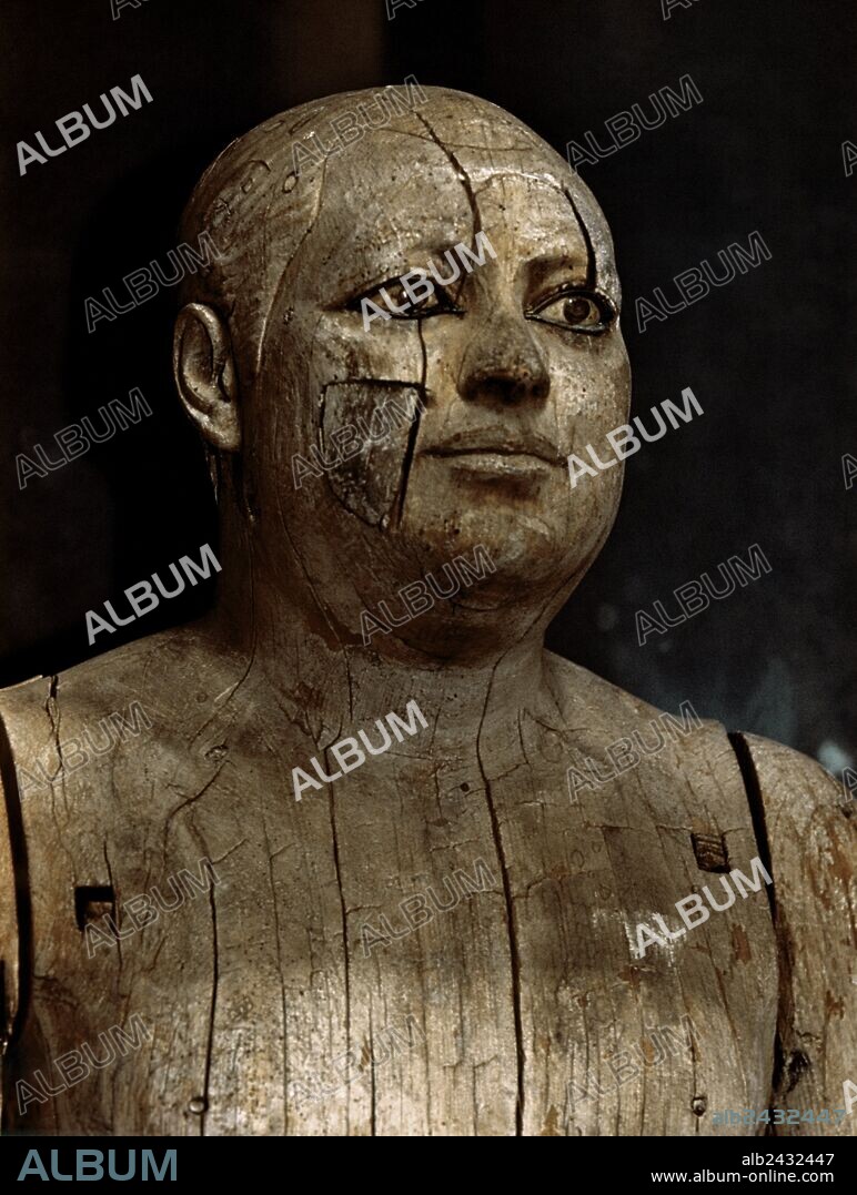 ARTE EGIPCIO. EGIPTO. Talla realizada en madera, popularmente conocida como "EL ALCALDE DEL PUEBLO". Fué localizada en la tumba de SHEIK EL-BELED. En realidad se trata de KA-APER, Jefe de Sacerdotes Lectores. Detalle. V DINASTIA. IMPERIO ANTIGUO. Museo Egipcio. El Cairo.