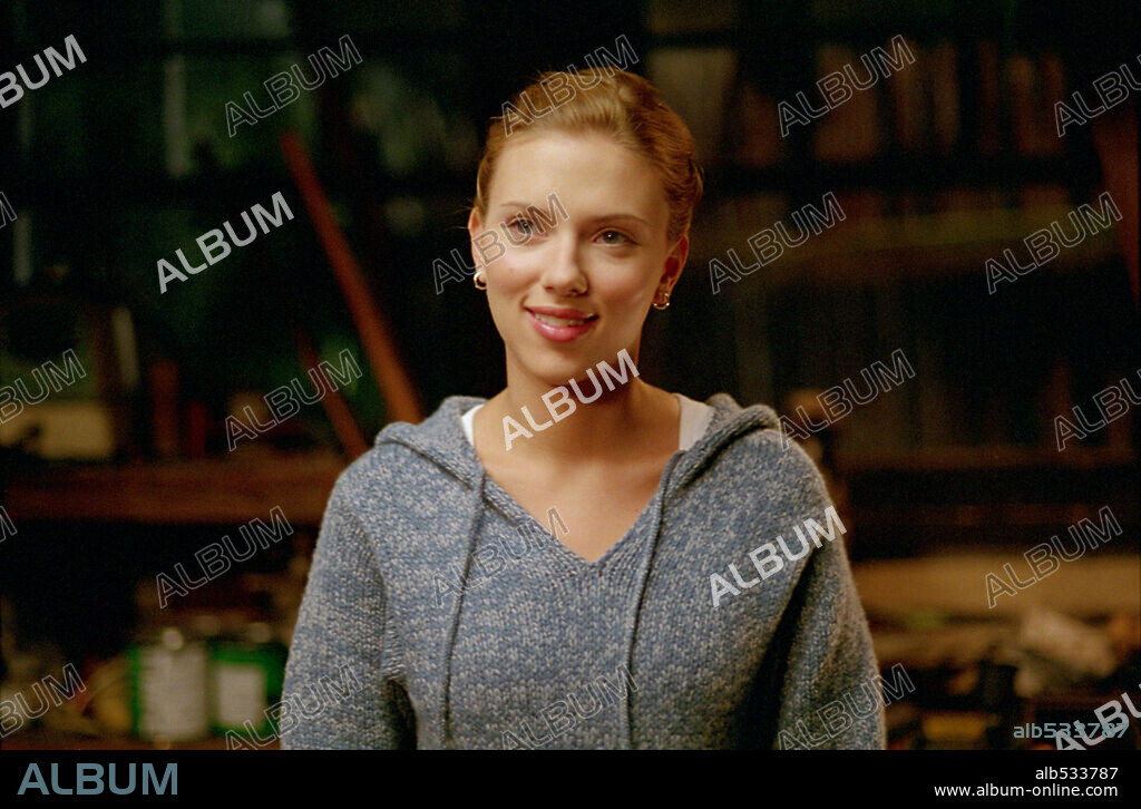 SCARLETT JOHANSSON in IN GOOD COMPANY, 2004, directed by PAUL WEITZ. Copyright UNIVERSAL STUDIOS.