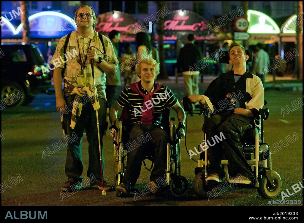 GILLES DE SCHRYVER, ROBRECHT VANDEN THOREN et TOM AUDENAERT dans HASTA LA VISTA, 2011, réalisé par GEOFFREY ENTHOVEN. Copyright FOBIC FILMS/K2/EEN.