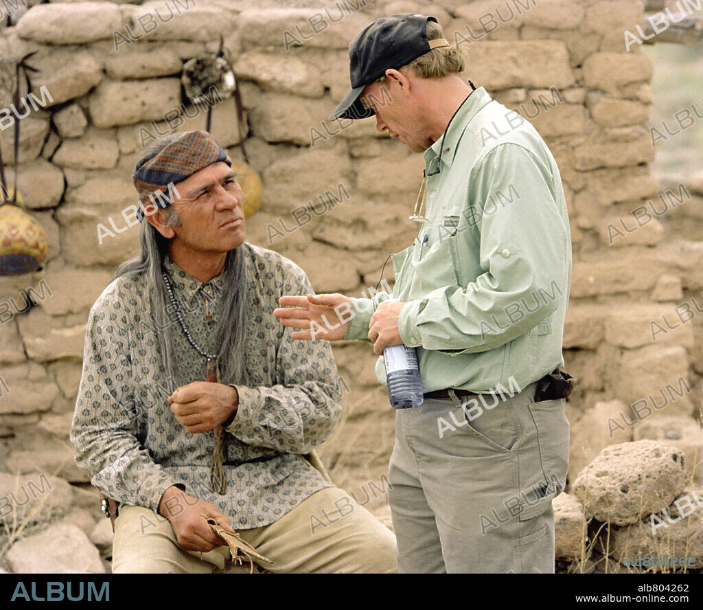 RON HOWARD y TOMMY LEE JONES en DESAPARICIONES, 2003 (THE MISSING), dirigida por RON HOWARD. Copyright COLUMBIA PICTURES / REED, ELI.