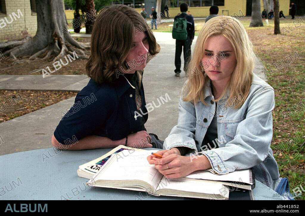ALISON LOHMAN and PATRICK FUGIT in WHITE OLEANDER, 2002, directed by PETER KOSMINSKY. Copyright WARNER BROS. PICTURES / ZINK, VIVIAN.