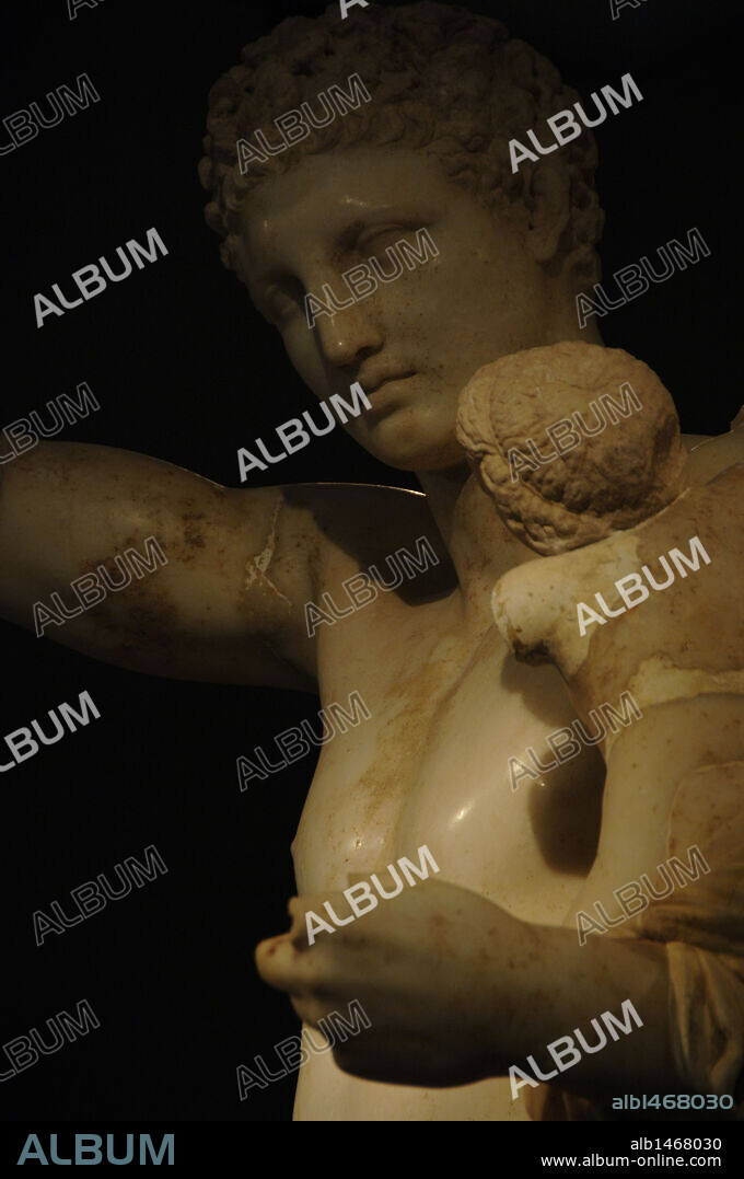 ARTE GRIEGO. SEGUNDO CLASICISMO. S. IV. GRECIA. HERMES Y DIONISO NIÑO. Escultura realizada por el escultor griego PRAXITELES (Atenas, 390-Atenas 335 a. C.) entre los años 340-330 a. C en mármol de Paros. Localizada durante las excavaciones del templo de Hera en el año 1877. DETALLE. Museo Arqueológico de Olimpia. Provincia de Ilía. Región del Peloponeso. Grecia.