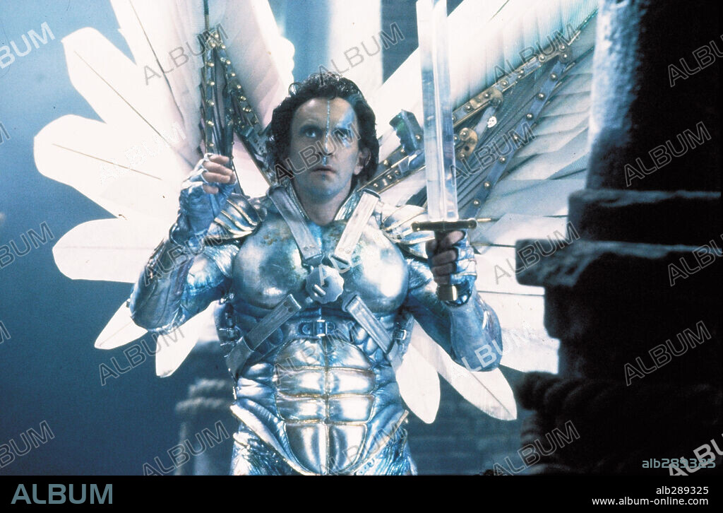 JONATHAN PRYCE en BRAZIL, 1985, dirigida por TERRY GILLIAM. Copyright 20TH CENTURY FOX.