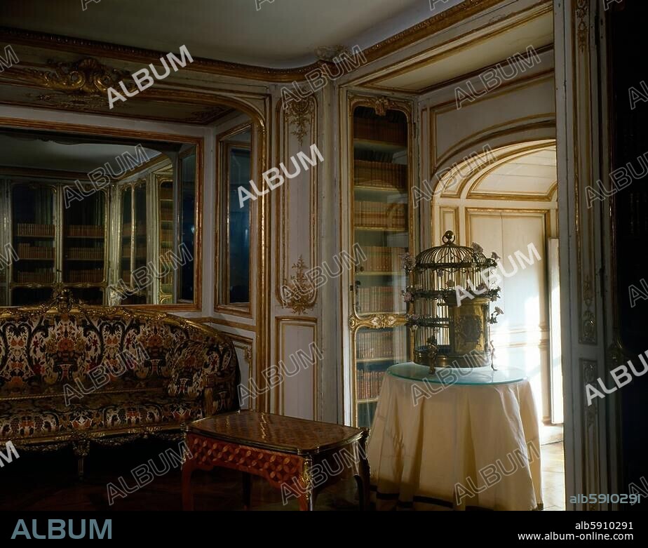 Versailles (Frankreich), Schloss /. Château de Versailles, Corps de Logis, 2. Geschoss, Appartement de Madame du Barry (eingerichtet für die Mätresse Ludwigs XV., Marie Jeanne Dubarry). Innenansicht: Bibliothek der Madame Dubarry zur Cour de Marbre. Foto, undatiert.