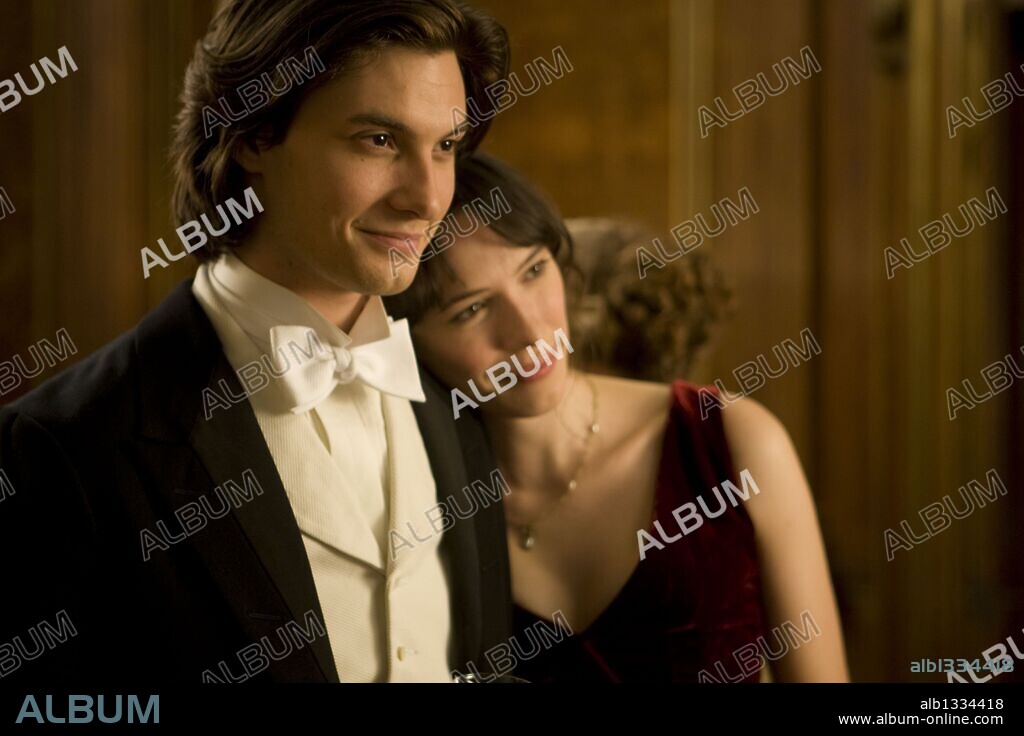 BEN BARNES and REBECCA HALL in DORIAN GRAY, 2009, directed by OLIVER PARKER. Copyright EALING STUDIOS.