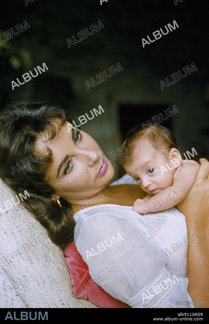 Actress Elizabeth Taylor with her Daughter Elizabeth Liza Frances Todd, Toni Frissell Collection, September 1957.