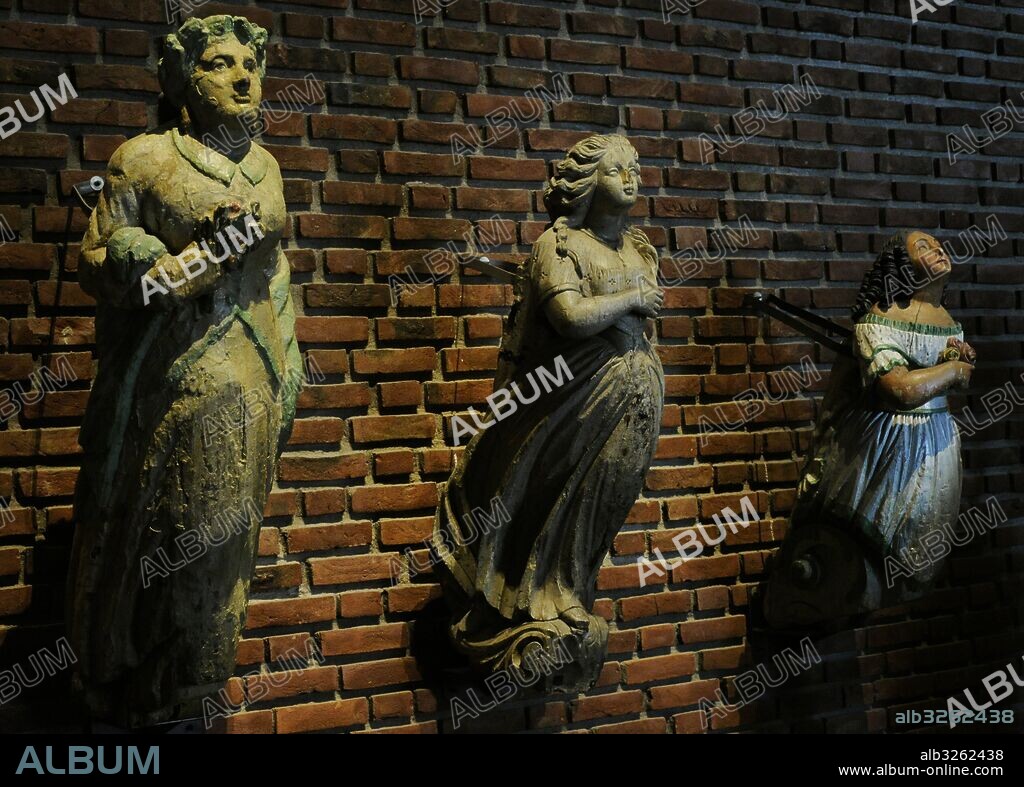 Mascarones de proa procedentes de embarcaciones desconocidas. La Figura decorativa de la derecha procede de un naufragio en el fiordo de Oslo. Museo Marítimo. Oslo. Noruega.