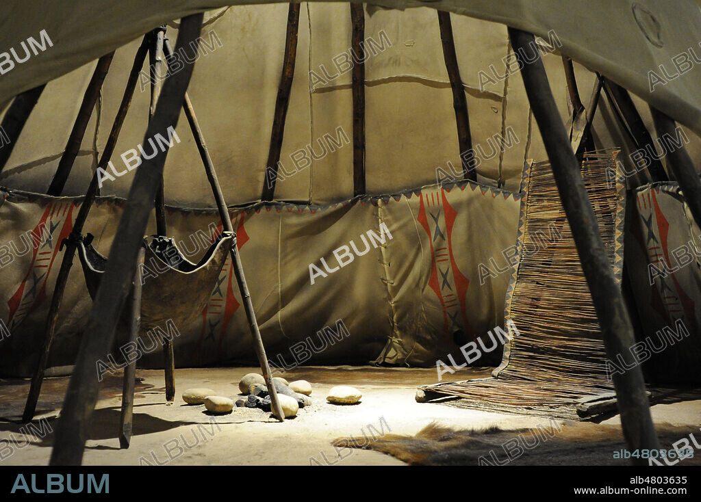 El tipi (teepee). Tienda cónica hecha de pieles de animales y palos de madera. Utizado por los pueblos indígenas nómadas de Estados Unidos de las Grandes Llanuras. Detalle del interior. Museo de América. Madrid. España.