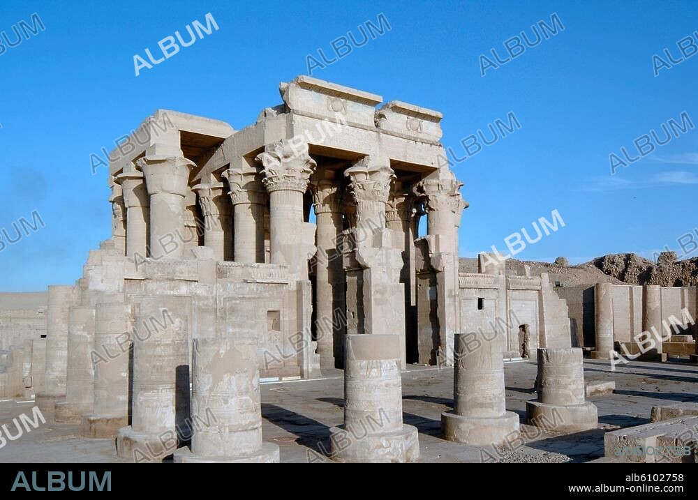 Kom Ombo (Oberägypten), Tempel (Doppelheiligtum, dem Krokodilgott Sobek und dem falkenköpfigen Haroeris geweiht; aus ptolemäischer u. römischer Zeit).-Ansicht von Nordwesten: Säulenstümpfe des Vorhofes und Pronaos (Zeit Ptolemaios'XII., um 80-51 v.Chr.).-Foto, 2007.