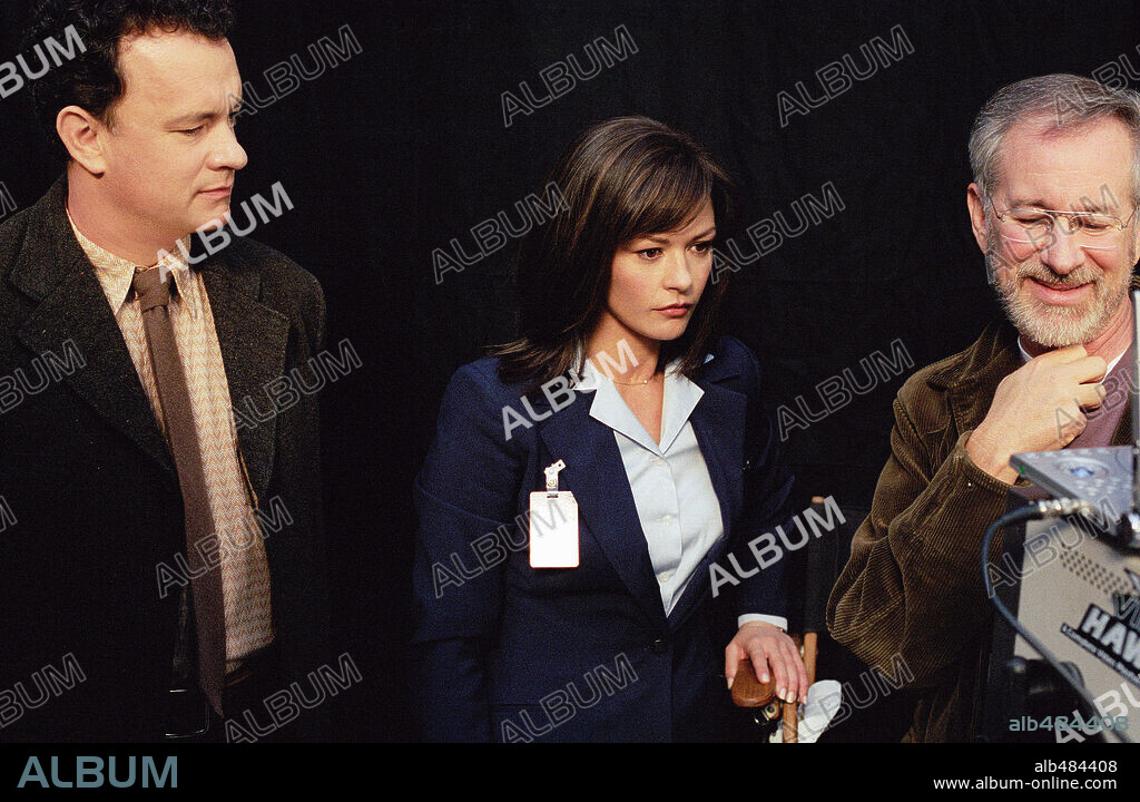 CATHERINE ZETA-JONES, STEVEN SPIELBERG et TOM HANKS dans THE TERMINAL, 2004, réalisé par STEVEN SPIELBERG. Copyright DREAMWORKS SKG/AMBLIN / MORTON, MERRICK.