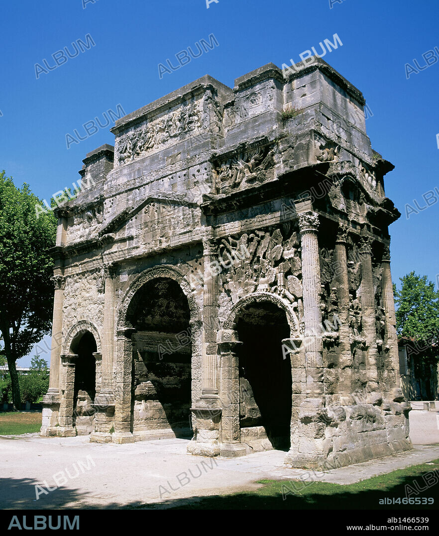 ARTE ROMANO. FRANCIA. ARCO TRIUNFAL DE ORANGE (AURENJA). Construido sobre la VIA AGRIPPA en honor a JULIO CESAR por sus victorias sobre los galos y los masaliotes (marselleses). Fechado hacia el 49 A. C. ORANGE. Provenza.