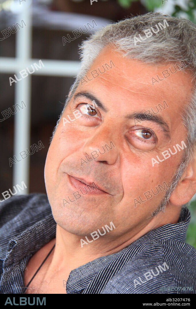 DIEGO MAS TRELLES en SEXO, MARACAS Y CHIHUAHUAS, 2016 (SEXE, MARAQUES I CHIHUAHUES), dirigida por DIEGO MAS TRELLES. Copyright AC/E/AJUNTAMENT DE GIRONA/DIPUTACIO DE GIRONA/ICEC/ICAA.