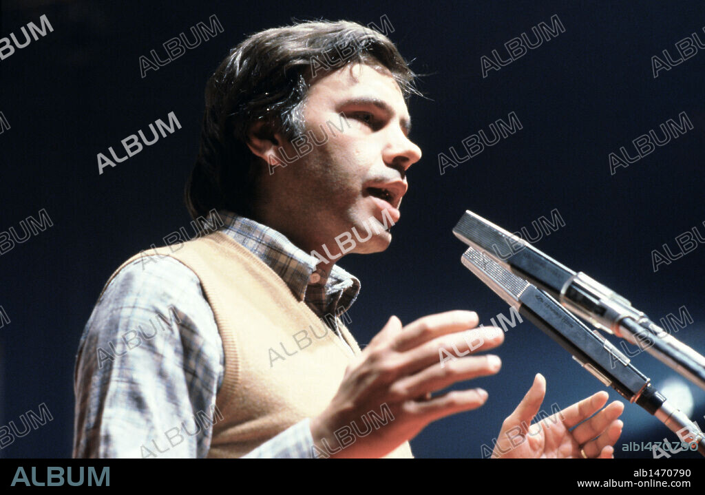 GONZALEZ MARQUEZ, Felipe (Sevilla,1942). Político español. Adherido al PSOE desde 1963, secretario general a partir de 1974. Presidente del Gobierno español desde las elecciones generales celebradas el 28 de octubre de 1982 hasta el año 1996. FELIPE GONZALEZ EN UN MITING EN BARCELONA, EN LAS PRIMERAS ELECCIONES AUTONOMICAS (1980) .