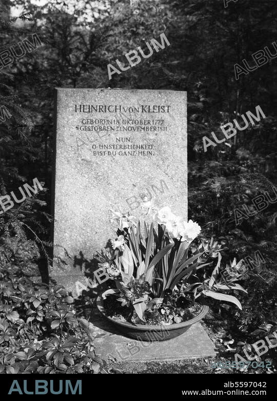 Kleist, Heinrich von Dichter, Frankfurt a. O. 18.10.1777 - (Freitod). Berlin-Wannsee 21.11.1811. - Grab v. Heinrich von Kleist und Henriette Vogel in Berlin-Wannsee, am Eingang zu den Anlagen Bismarckstraße 3. Foto, 1988.