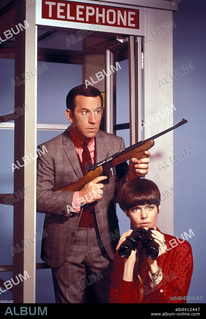 BARBARA FELDON und DON ADAMS in GET SMART, 1965, unter der Regie von BRUCE BILSON, DON ADAMS und GARY NELSON. Copyright CBS TV/NBC.