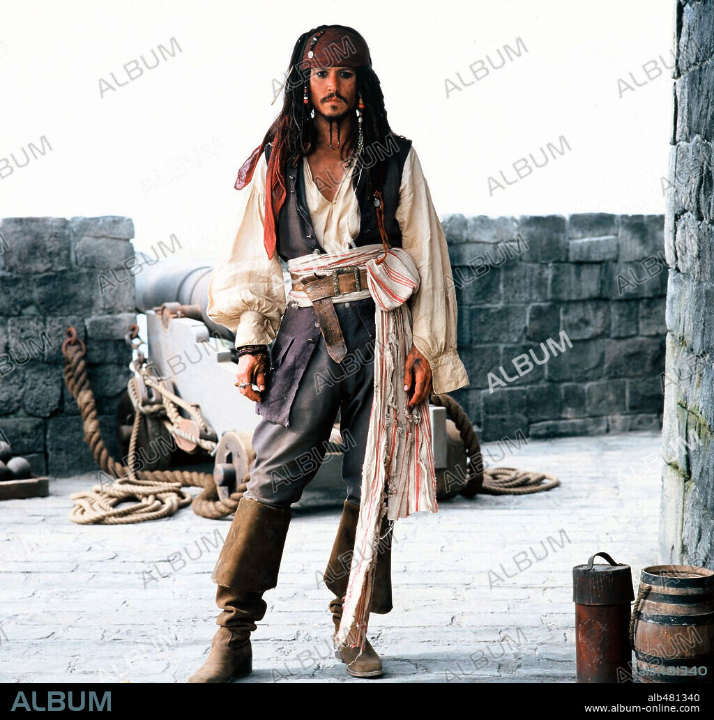 JOHNNY DEPP in PIRATES OF THE CARIBBEAN: THE CURSE OF THE BLACK PEARL, 2003, directed by GORE VERBINSKI. Copyright TOUCHSTONE PICTURES.
