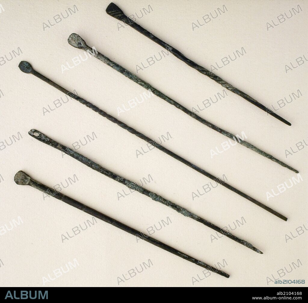 AGUJAS DE BRONCE (INV. TG-6924 Y DEL 7023 AL 7028). PROCEDENTES DEL CASTILLO DE TORREGROSSA, JIJONA (S.XII- XIII). (EXPOSICION EL LEGADO CIENTIFICO DE AL-ANDALUS) ( DEPOSITO: MUSEO ARQUEOLOGICO DE ALICANTE).