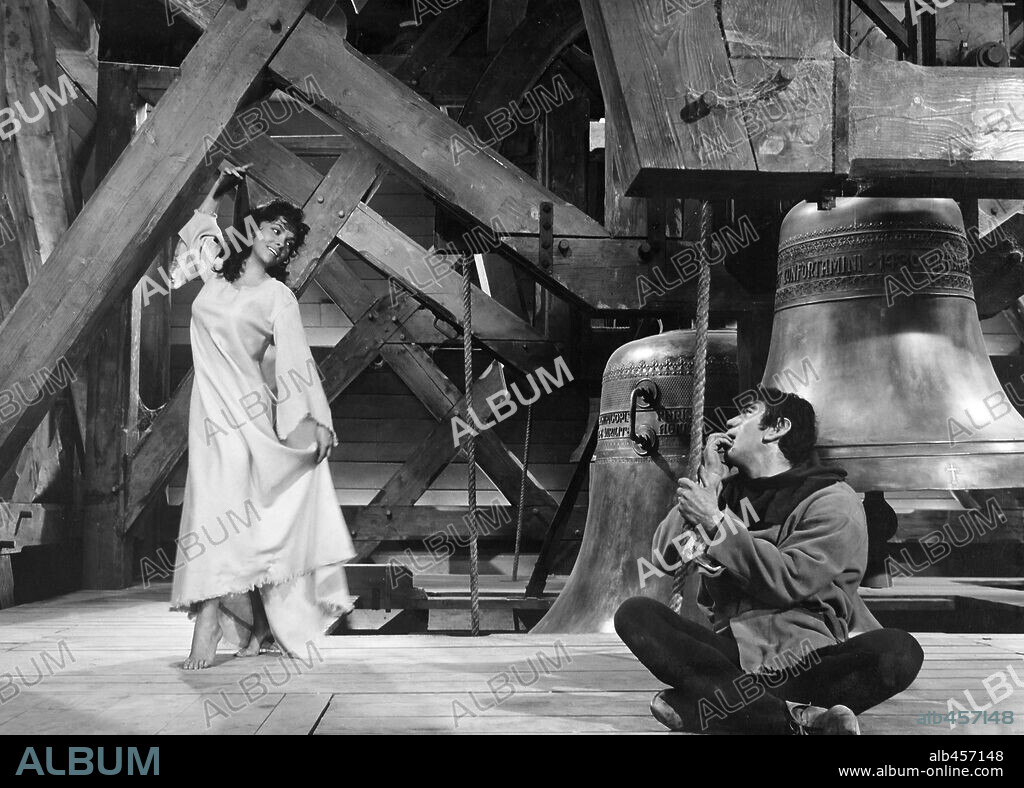 ANTHONY QUINN and GINA LOLLOBRIGIDA in THE HUNCHBACK OF NOTRE DAME, 1956 (NOTRE DAME DE PARIS), directed by JEAN DELANNOY. Copyright PARIS-FILM PRODUCTIONS/ALLIED ARTISTS / VOINQUEL, RAYMOND.