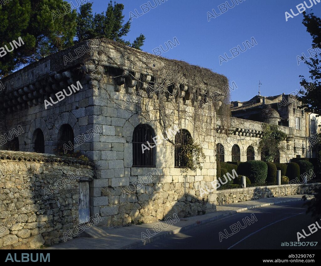 Palacio de Villena. Detalle exterior de la fachada del edificio, ejemplo del Renacimiento español construido por orden de Don Alvaro de Luna en 1423. Cadalso de los Vidrios. Comunidad de Madrid. España.