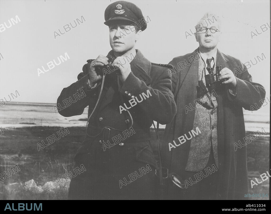 MICHAEL REDGRAVE and RICHARD TODD in THE DAM BUSTERS, 1954, directed by MICHAEL ANDERSON. Copyright ASSOCIATED BRITISH PICTURES.