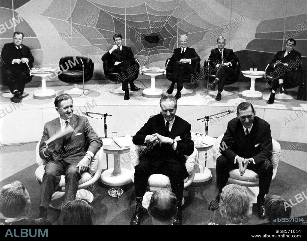 Fråga Lund Bakre raden från v. docent Ulf Cervin, prof. Bertram Broberg, prof. Philip Sandblom, docent Bengt Sigurd och docent Gustaf Rudbeck. I främre raden de tre utfrågarna ............... persons: Ulf Cervin ;Bertram Boberg ;Philip Sandblom ;Bengt Sigurd ;Gustaf Rudbeck sites: MALMÖ ;SR MALMÖ ;STUDIO 8.