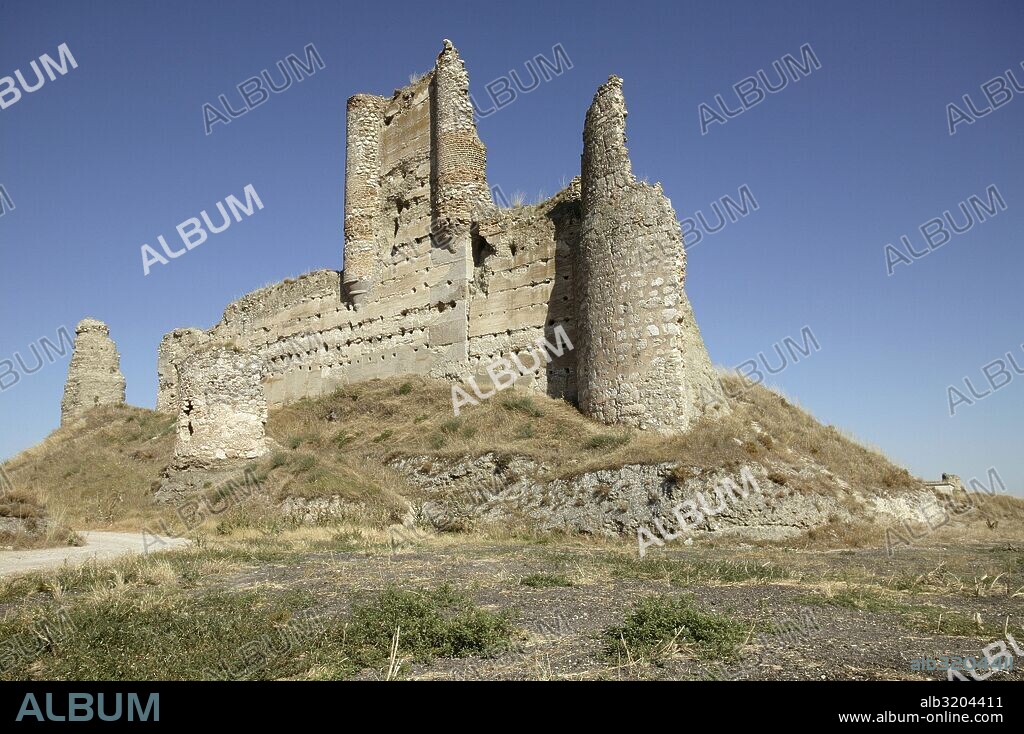 CASTILLO DE FUENTIDUEÑA DE TAJO O CASTILLO DE SANTIAGO. EN RUINAS.  MADRID, ESPAÑA.